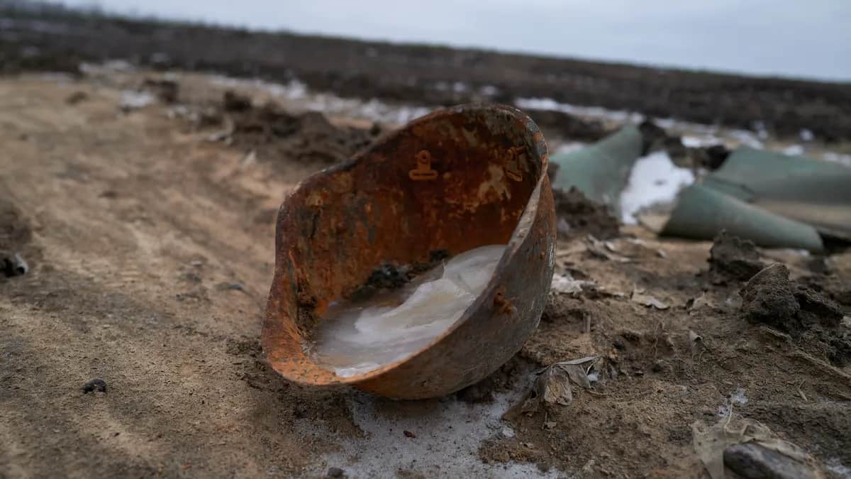 Каска российского солдата на передовой 12 января 2023 года в Куриловке, Украина. Фото: Pierre Crom / Getty Images