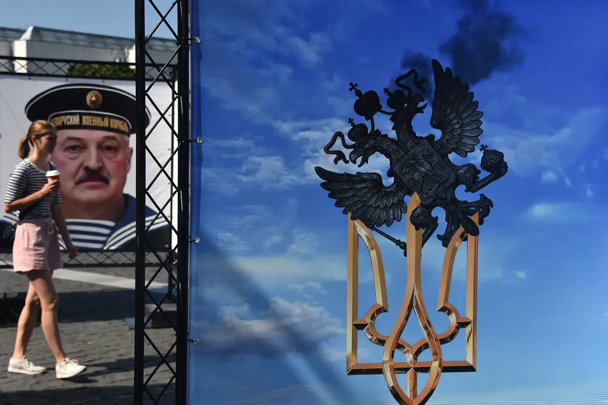 Выставка политических плакатов белорусского художника Владимира Цеслера на Ратушной площади Вильнюса. Фото: Василий Максимов, специально для «Новой газеты. Европа»