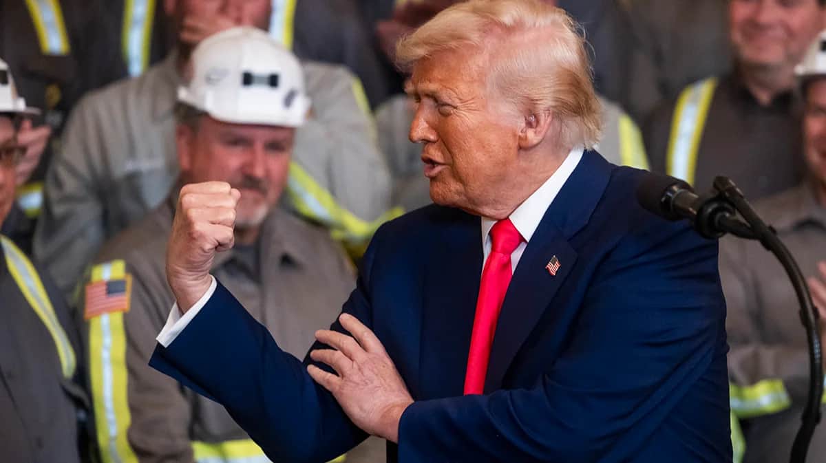 Дональд Трамп перед подписанием нескольких указов об увеличении добычи угля в США в Восточном зале Белого дома в Вашингтоне, округ Колумбия, США, 8 апреля 2025 года. Фото: Jim Lo Scalzo / EPA-EFE