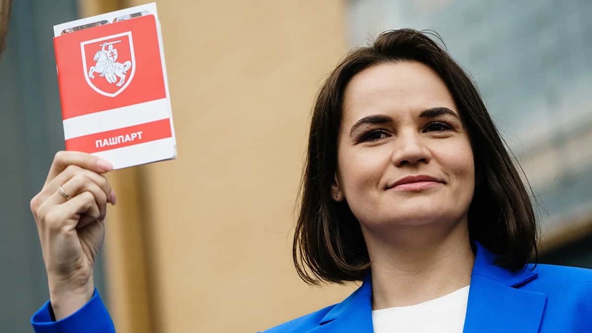 Светлана Тихановская держит в руках новый белорусский паспорт, который ей подарил один из активистов, во время митинга «Солидарность с Беларусью» на Потсдамской площади в Берлине. Фото: Clemens Bilan / EPA-EFE