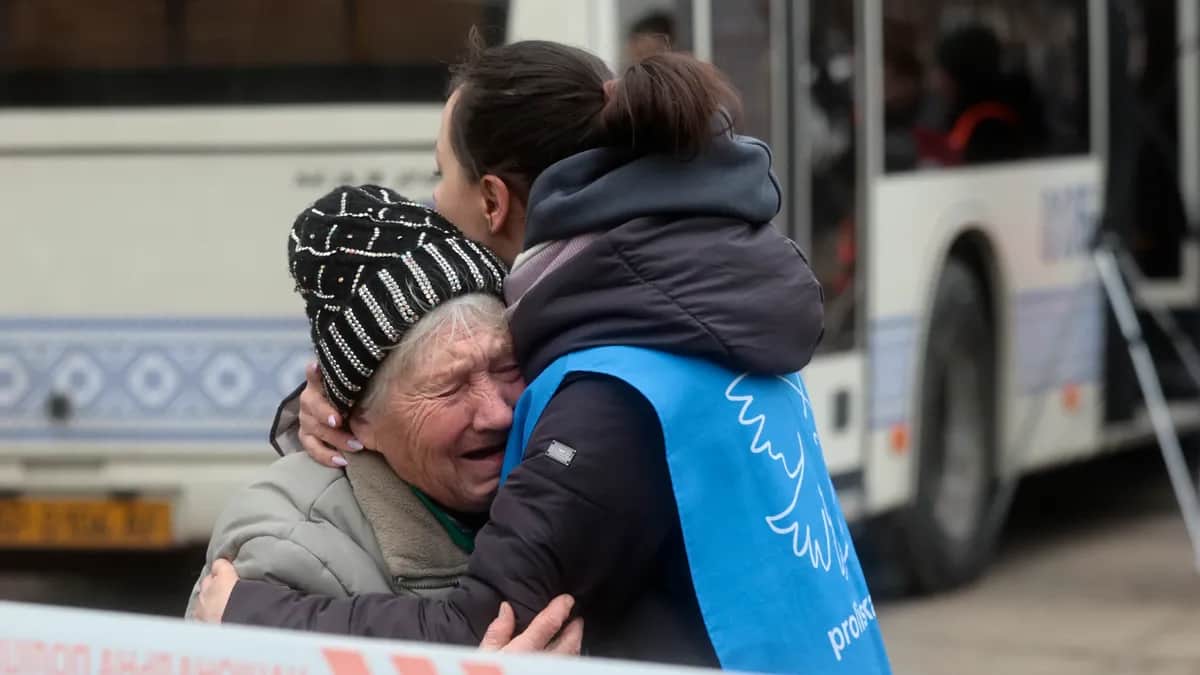 An elderly woman is comforted by an aid worker after shelling in Zaporizhzhia, southeastern Ukraine, 29 December 2023. Photo: EPA-EFE / KATERYNA KLOCHKO