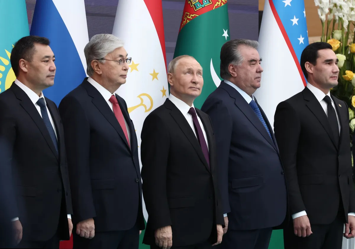 The presidents of Kyrgyzstan, Kazakhstan, Tajikistan and Turkmenistan pose for a picture with Vladimir Putin at a CIS meeting in Astana, Kazakhstan, 14 October 2022. Photo: EPA-EFE/ VALERIY SHARIFULIN / KREMLIN POOL / SPUTNIK