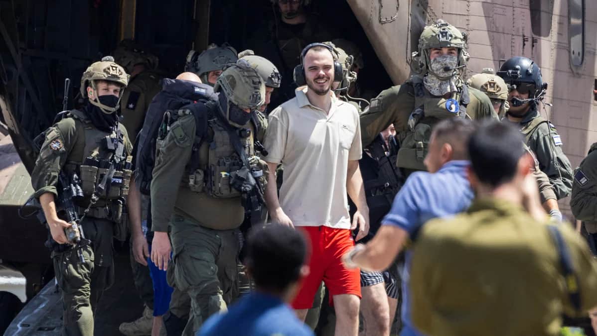 Андрей Козлов в сопровождении израильских военных после освобождения из плена, Израиль, 8 июня 2024 года. Фото: Marko Djurica / Reuters / Scanpix / LETA