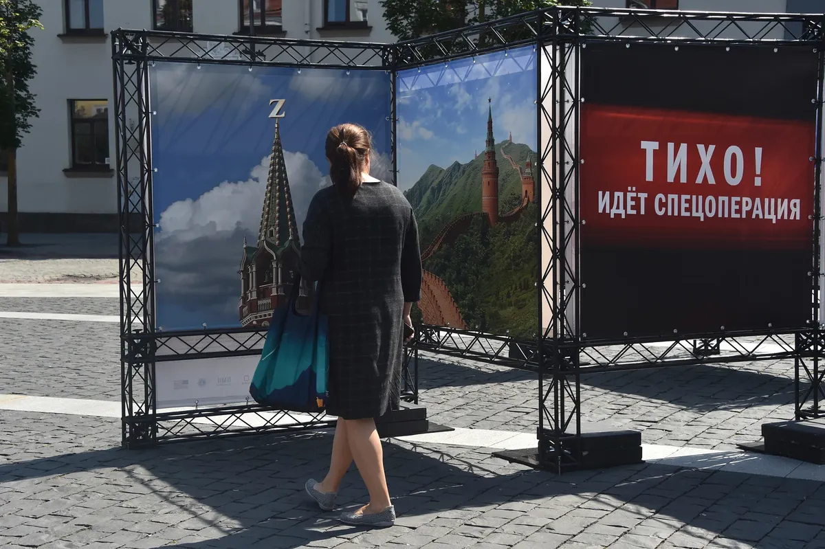 Выставка политических плакатов белорусского художника Владимира Цеслера на Ратушной площади Вильнюса. Фото: Василий Максимов, специально для «Новой газеты. Европа»