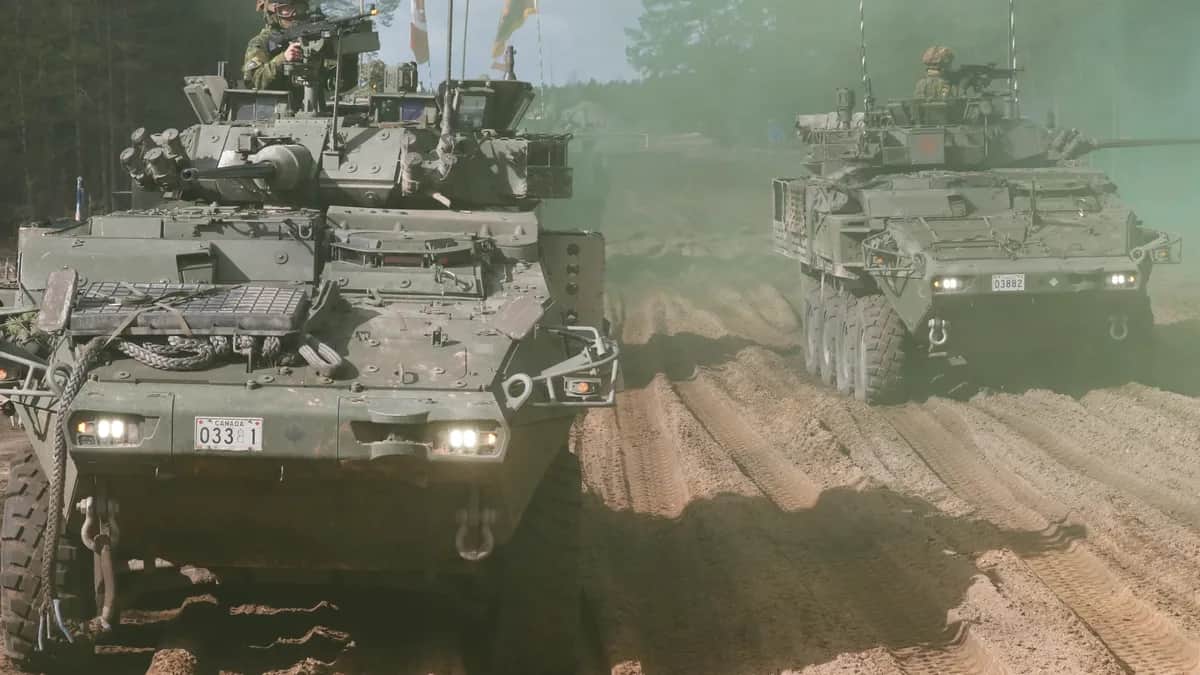 Военнослужащие канадской армии усиленной передовой боевой группы НАТО «Латвия» бронемашинах LAV6 во время военных учений «Хрустальная стрела 2023» на военном полигоне Адажи, Латвия, март 2023 года. Фото: EPA-EFE/TOMS KALNINS