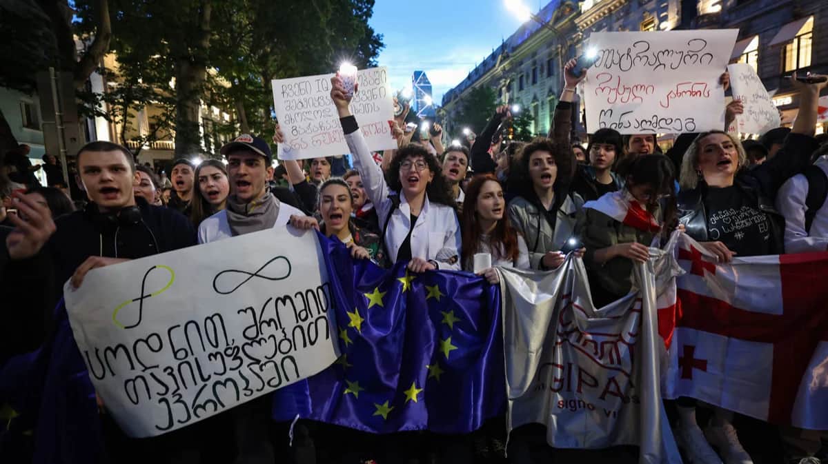 Грузинские студенты на митинге против законопроекта об «иностранных агентах» в Тбилиси, 13 мая 2024 года. Фото: Giorgi Arjevanidze / AFP / Scanpix