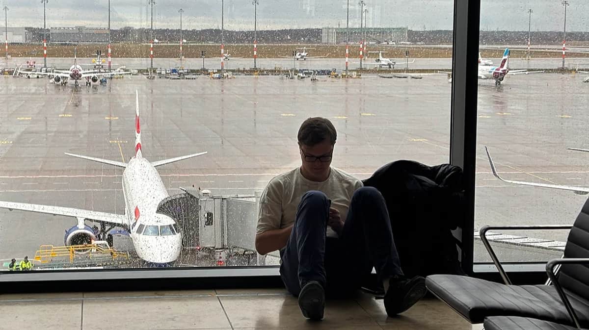 Пассажир в аэропорту перед посадкой на авиарейс. Фото: Дмитрий Цыганов