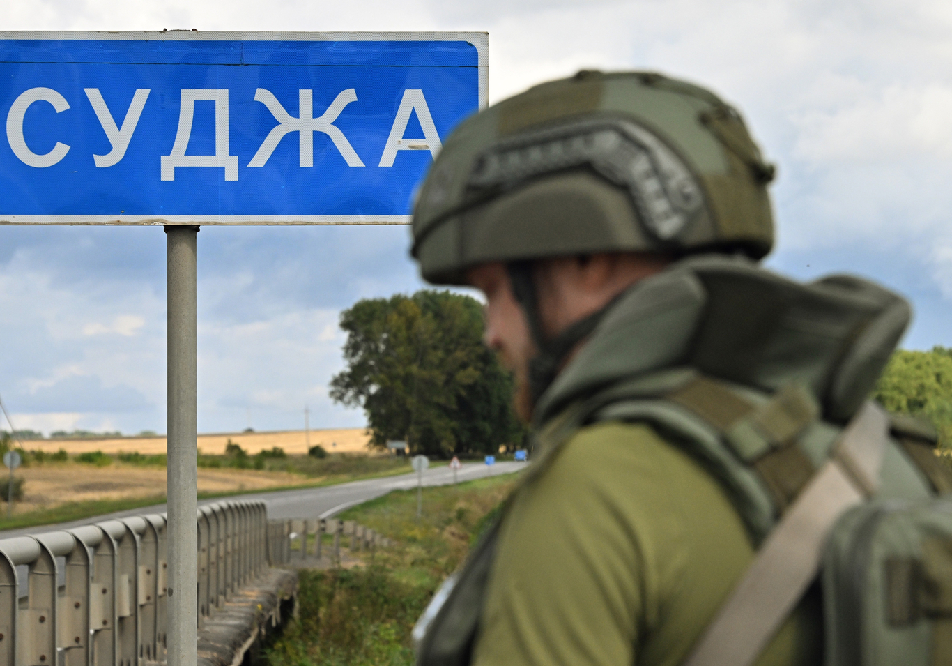 Военный корреспондент на трассе возле дорожного указателя «Суджа». Курская область. 8 августа 2024 года. Фото: Анатолий Жданов / Коммерсантъ / Sipa USA / Vida Press