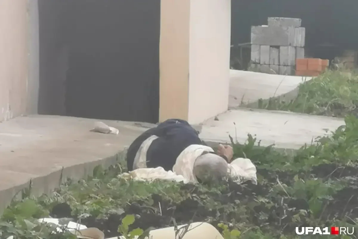 The body of an 81-year-old resident who tried to escape from one facility. Фото: <a href="http://ufa1.ru/" target="_blank">UFA1.RU</a>