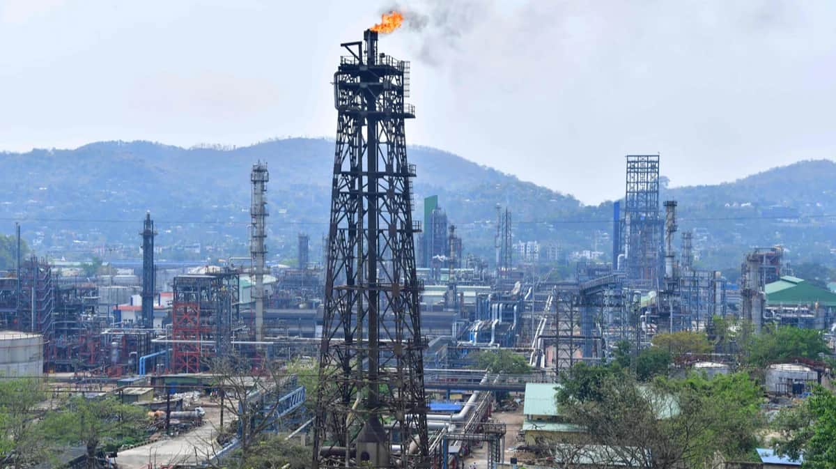 Вид на нефтеперерабатывающий завод в Гувахати, Индия, 30 марта 2023 года. Фото: Biju Boro / AFP / Scanpix / LETA