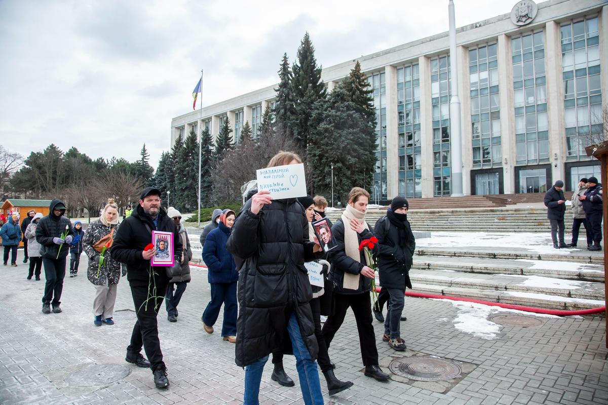 Марш памяти в честь Алексея Навального у памятника жертвам советской оккупации и коммунистического тоталитарного режима перед зданием правительства в Кишинёве, Молдова, 16 февраля 2025 года. Фото: Dumitru Doru / EPA