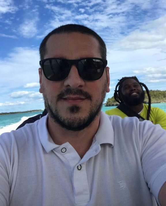 Мамука Тадиашвили с проводником на Багамах