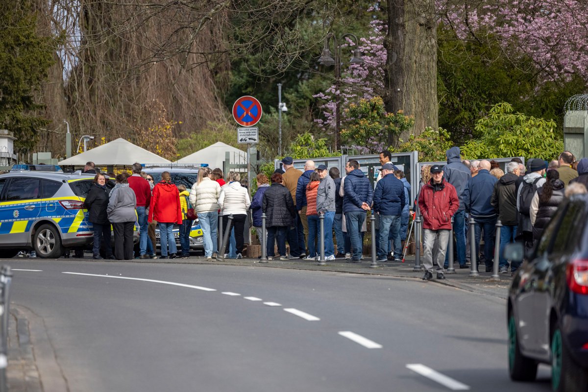 Очередь перед посольством России в Бонне, Германия, 17 марта 2024 года. Фото: Thomas Banneyer / picture alliance / Getty Images