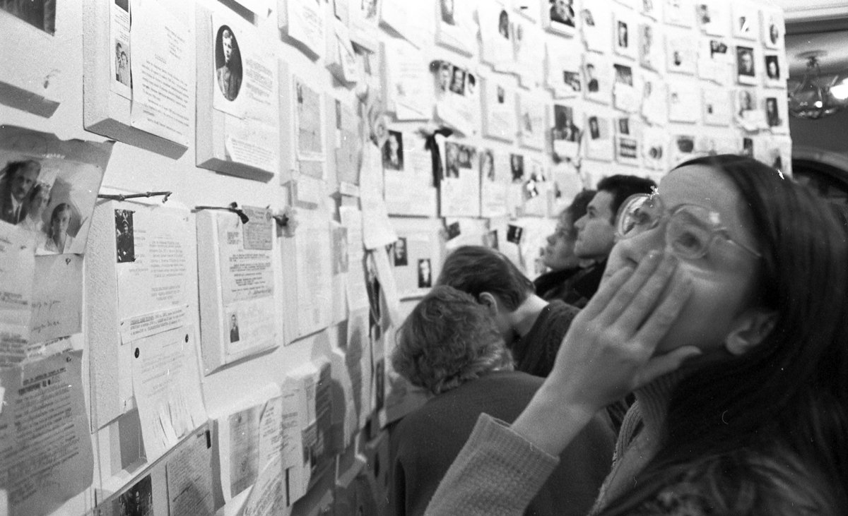 Посетители выставки о преступлениях сталинизма «Неделя совести», прошедшей благодаря Перестройке в ноябре 1988 года в клубе московского электролампового завода. Фото: Dmitry Borko / Wikimedia (CC BY-SA 4.0)
