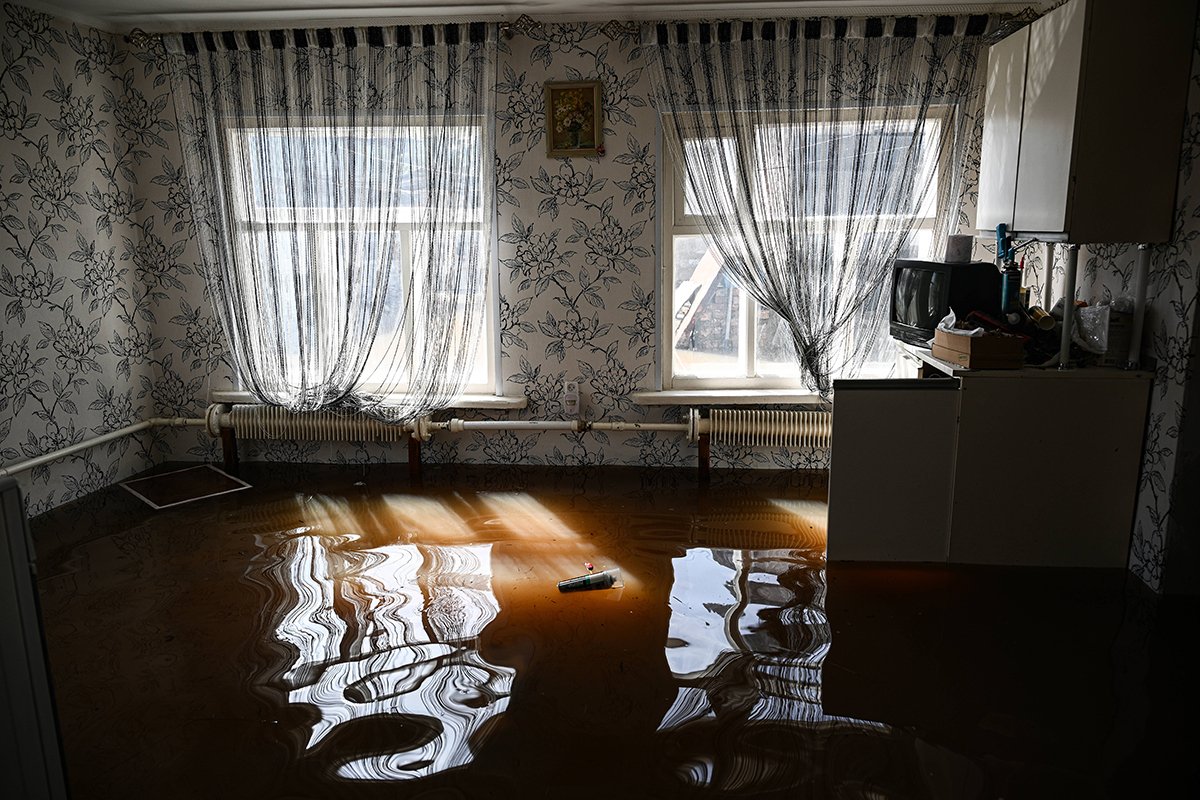 Затопленный дом в Оренбурге, 11 апреля 2024 года. Фото: Владимир Астапкович / IMAGO / Scanpix / LETA