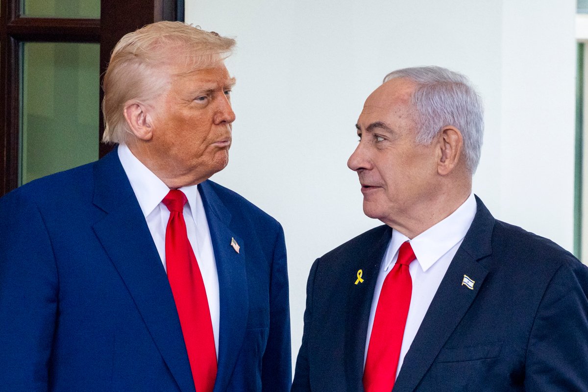 Дональд Трамп приветствует премьер-министра Израиля Биньямина Нетаньяху по прибытии на встречу в Белый дом, Вашингтон, округ Колумбия, США, 7 апреля 2025 года. Фото: Shawn Thew / EPA
