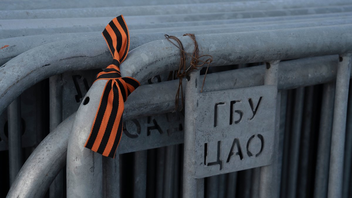 Ограждения, которые используют для перекрытия улиц перед репетициями парада. Некоторые бизнесы вынуждены были ограничить время работы в дни перед 9 мая, во время репетиций в центр не ходят автобусы, центральные станции метро не работают на выход, не работает связь.