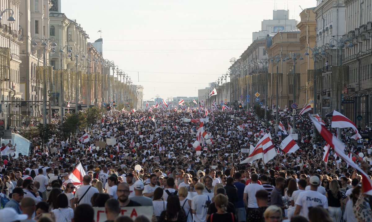 Митинг в поддержку белорусской оппозиции, против полицейского произвола и результатов президентских выборов в Минске, Беларусь, 16 августа 2020 года. Фото: Yauhen Yerchak / EPA