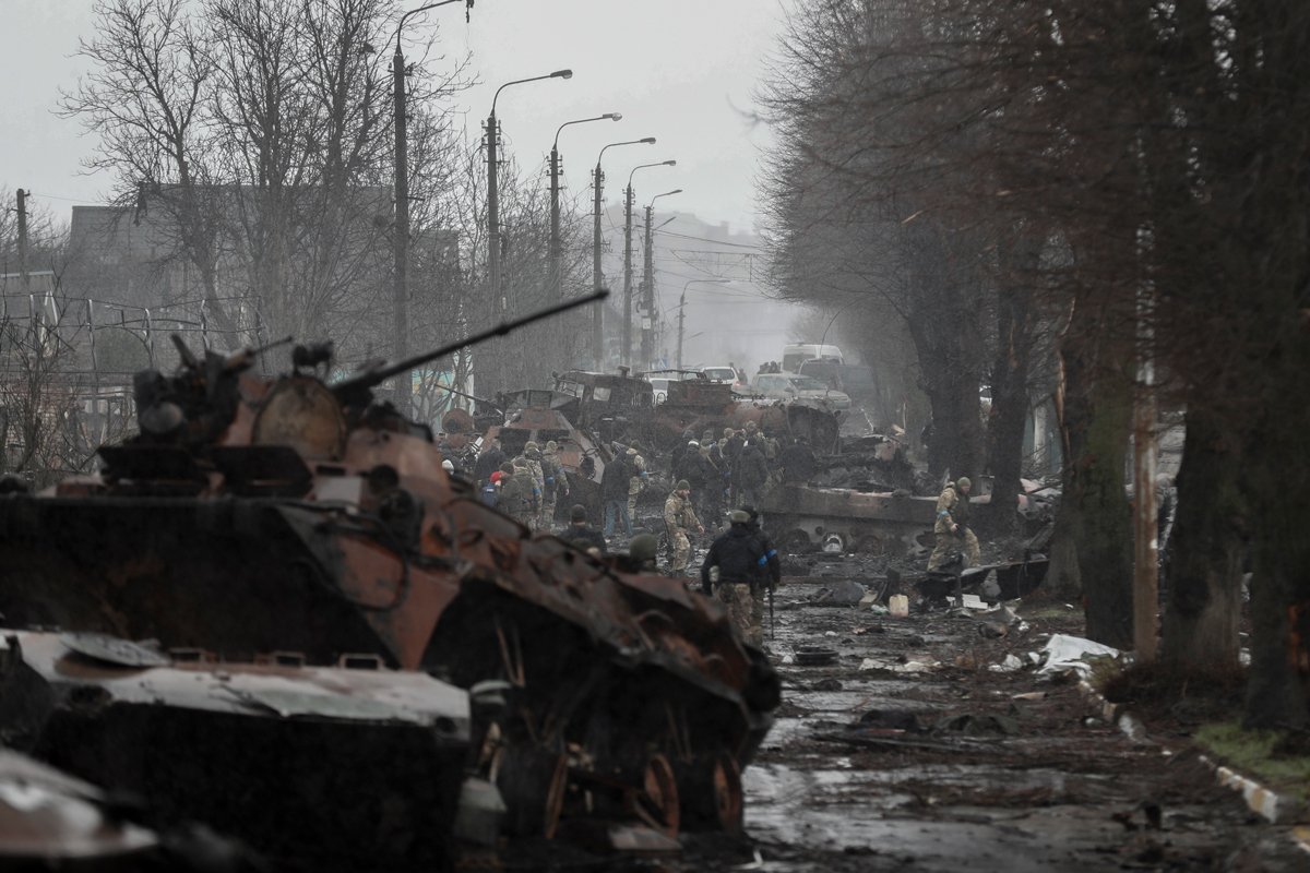 Украинские военные осматривают уничтоженную российскую технику в Буче, Украина, 3 апреля 2022 года. Фото: Atef Safadi / EPA