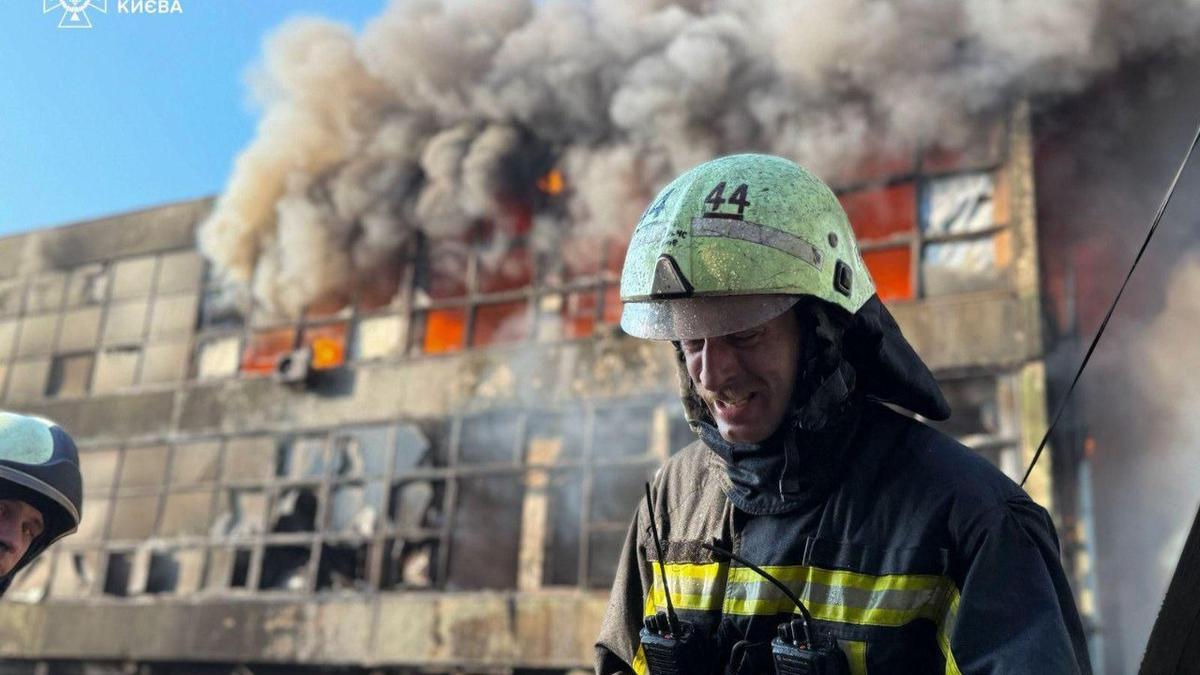 Российские войска нанесли массированный удар ракетами и дронами по Киеву. Два человека погибли, 16 пострадали
