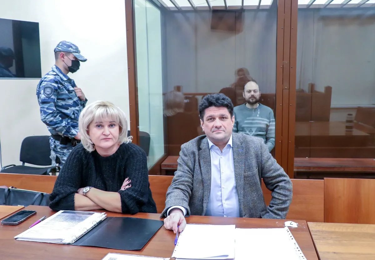 Vladimir Kara-Murza with Olga Mikhaylova and Vadim Prokhorov at a court hearing. Photo: Facebook
