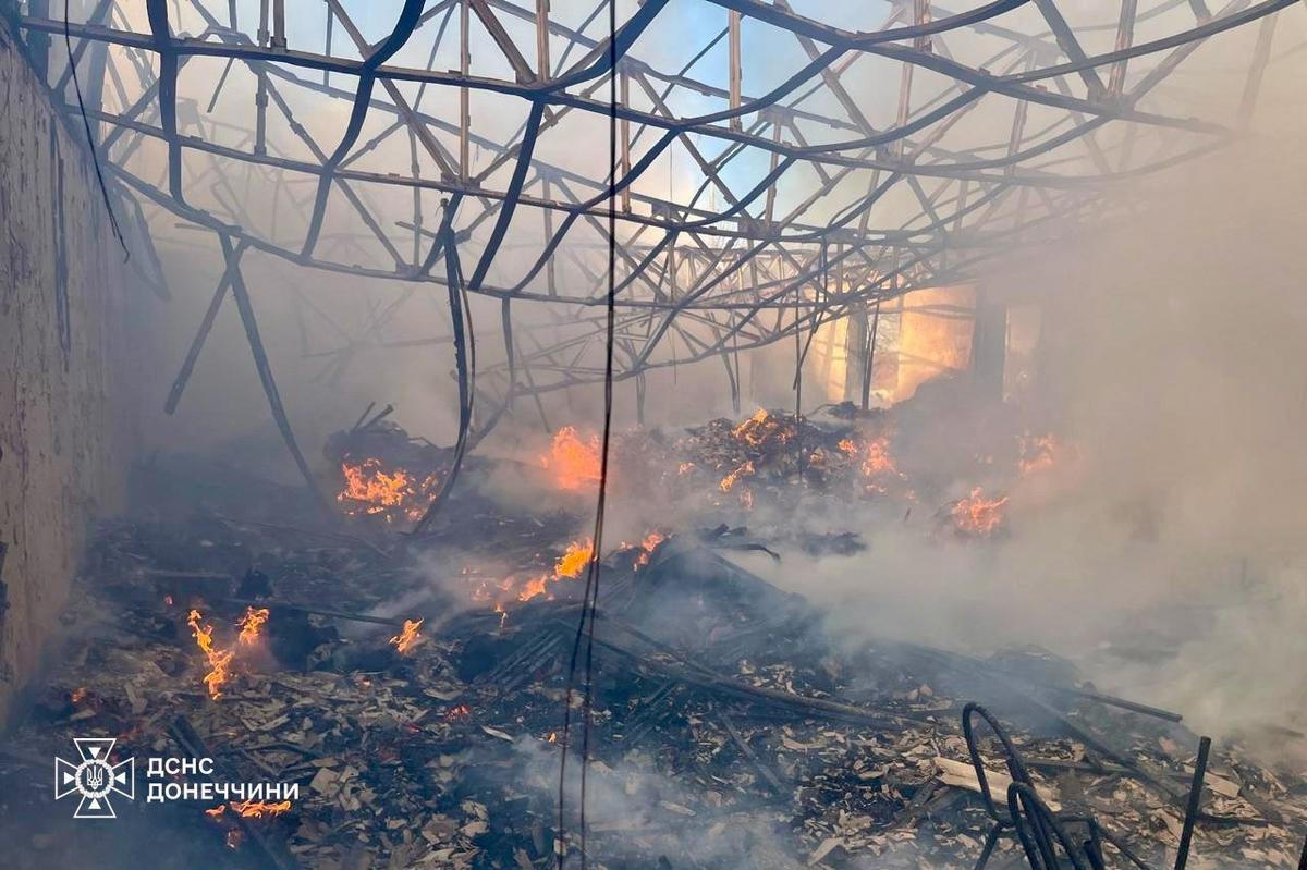 The aftermath of a Russian rocket strike on a warehouse in the eastern Ukrainian city of Kostyantynivka, 20 March 2025. Photo: State Emergency Service of Ukraine