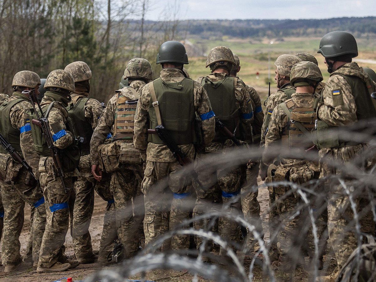 Украинские солдаты во время совместных учений с французскими военнослужащими, Польша, 4 апреля 2024 года. Фото: Wojtek Radwanski / AFP / Scanpix / LETA