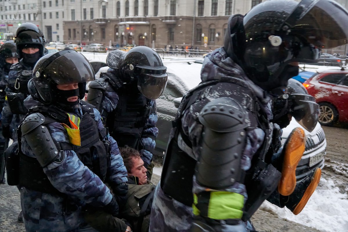 Полиция задерживает протестующего на акции в поддержку Алексея Навального, Москва, 31 января 2021 года. Фото: Michał Siergiejevicz / Flickr