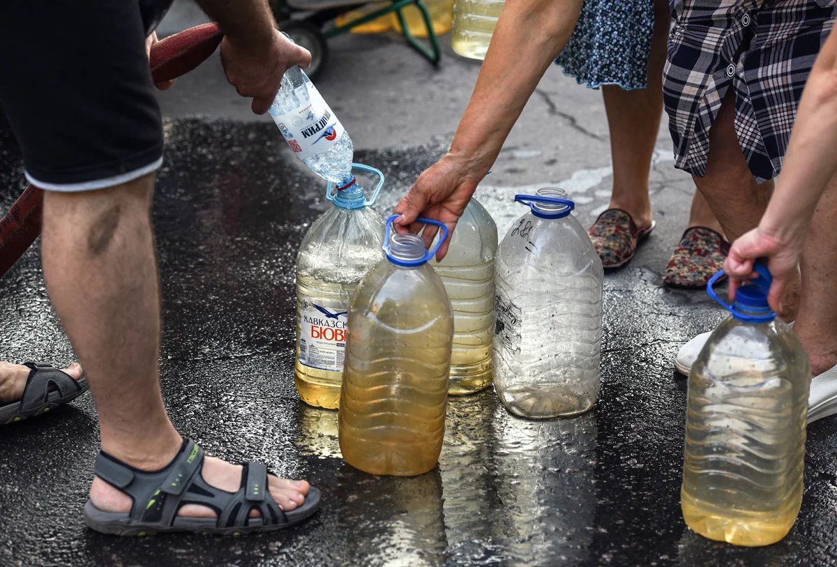 Local residents fill plastic bottles with water, Donetsk, 29 July 2025. Photo: Taisia Vorontsova / Kommersant / Sipa USA / Vida Press