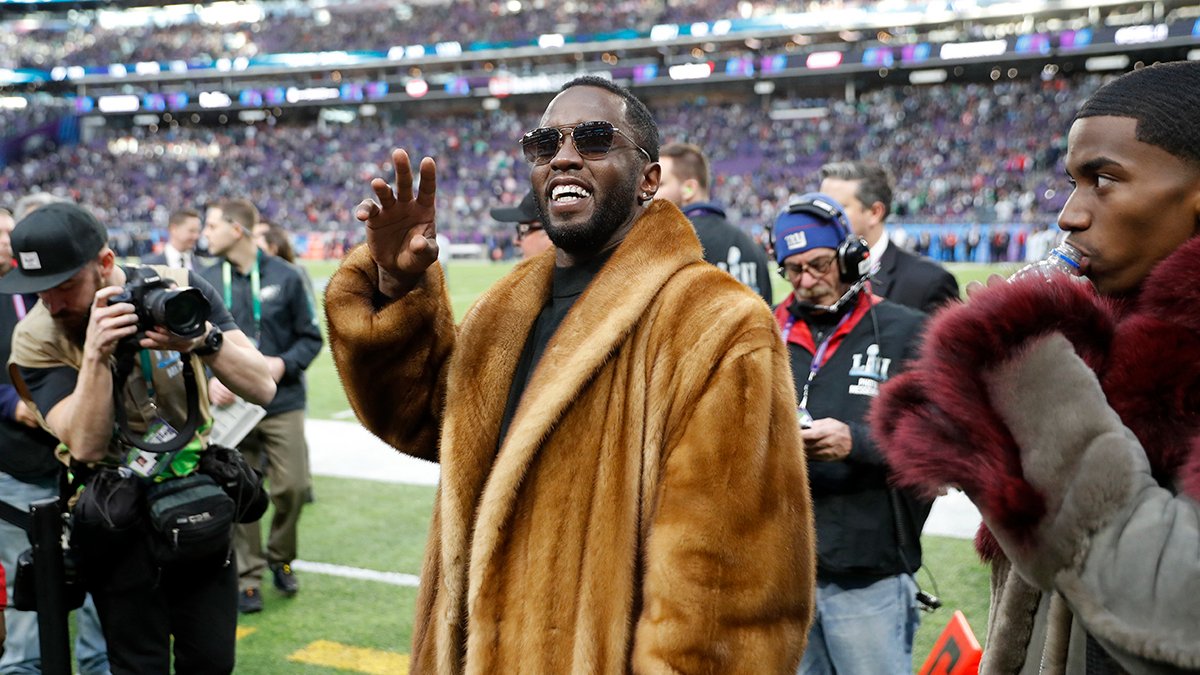 Шон Комбс «P. Diddy» на поле перед началом матча за Суперкубок LII на стадионе US Bank в Миннеаполисе, штат Миннесота, США, 4 февраля 2018 года. Фото: Erik S. Lesser / EPA-EFE