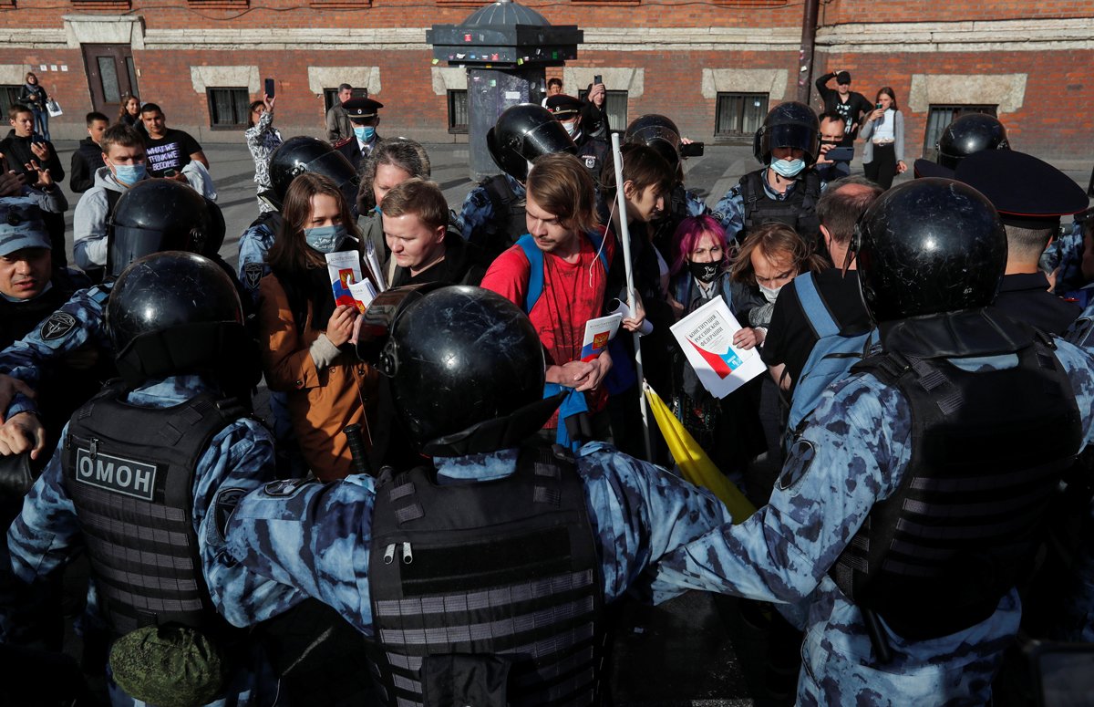 Сотрудники правоохранительных органов блокируют протестующих во время оппозиционного митинга против поправок к Конституции в Санкт-Петербурге, 1 июля 2020 года. Фото: Антон Ваганов / Reuters / Scanpix / LETA
