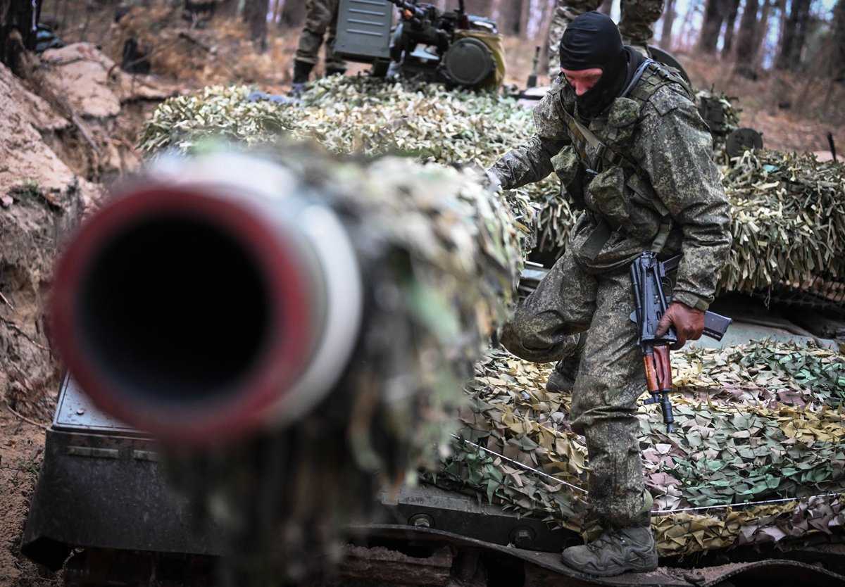Российский военнослужащий на танке Т-80 в районе Красного Лимана, Украина, 4 ноября 2023 года. Фото: Станислав Красильников / Спутник / Imago Images / Scanpix / LETA