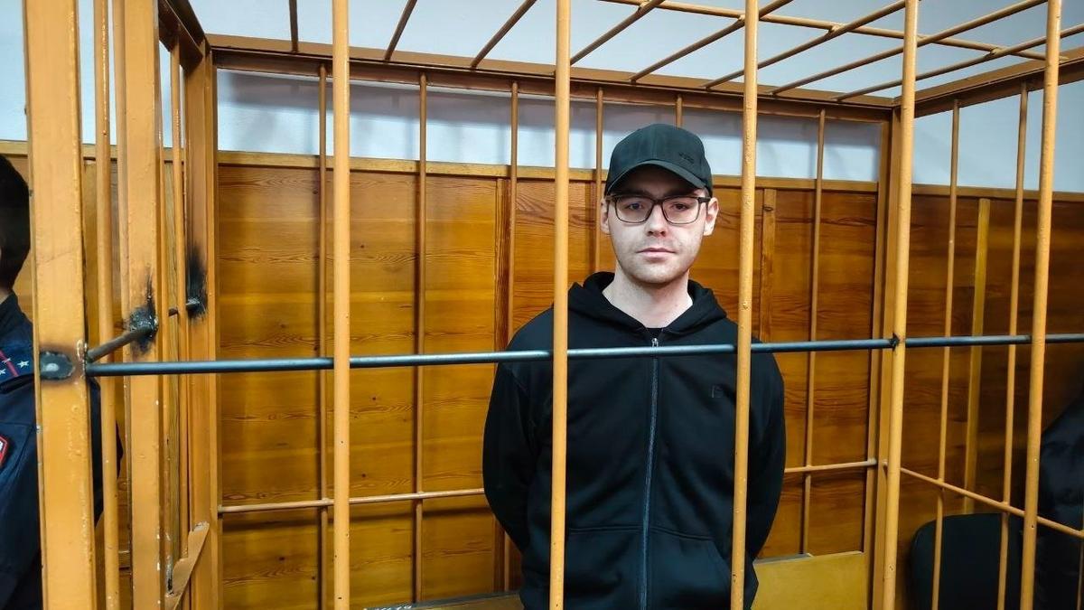 Суд приговорил бывшего редактора провластного издания Ura.ru Дениса Аллаярова к пяти годам колонии по делу о покупке сводок у силовиков