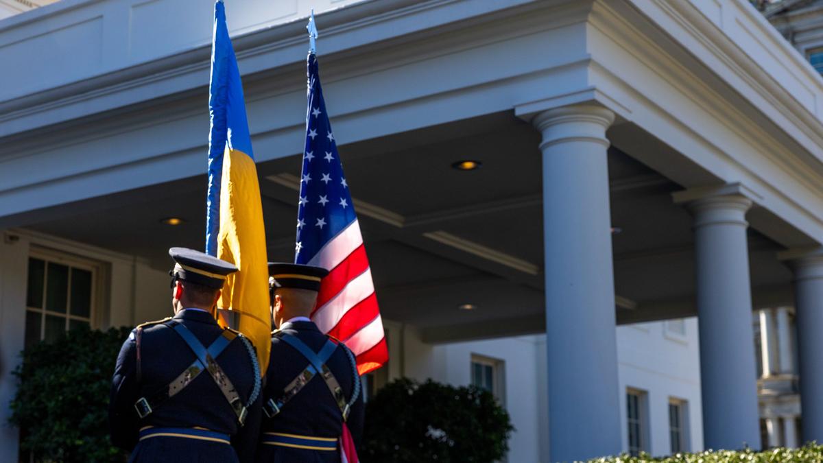 FT: Зеленский может в феврале объявить о проведении выборов и референдума по миру