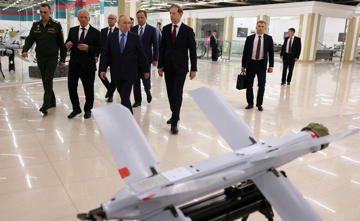 Владимир Путин во время посещения производства беспилотников «Аэроскан», Ижевск, 19 сентября 2023 года. Фото: Kremlin