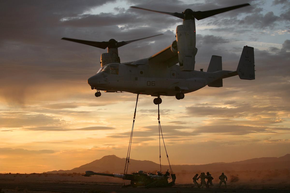 Конвертоплан MV-22 Osprey транспортирует гаубицу M777A2 в зоне приземления Сандхилл в Центре наземных боевых действий Корпуса морской пехоты США. Фото: Wikimedia Commons , Lance Cpl. Kelsey J. Green. This image was released by the United States Marine Corps with the ID 090710-M-0581G-046