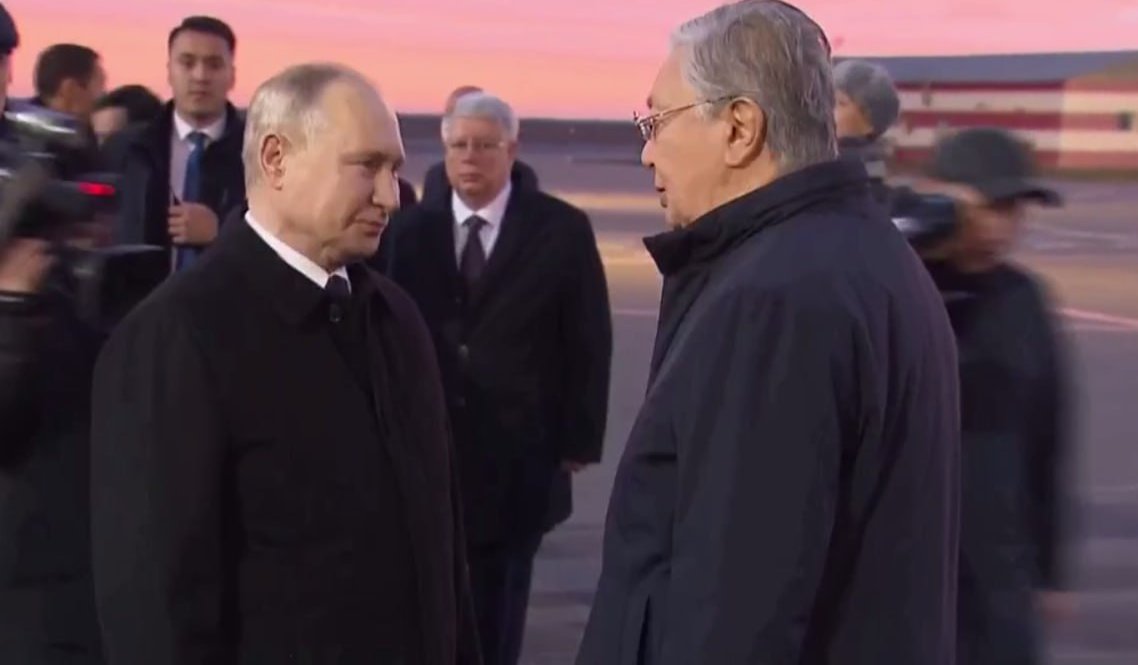 Путин и Токаев встретились в аэропорту Казахстана. Скрин: видео