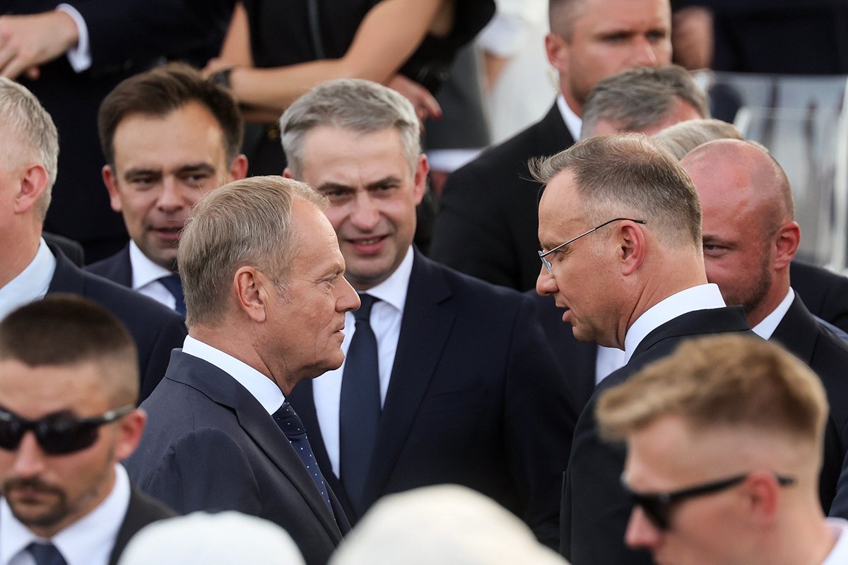 Премьер-министр Польши Дональд Туск и президент Польши Анджей Дуда во время военного парада по случаю Дня Вооруженных сил Польши в Варшаве, Польша, 15 августа 2024 года. Фото: Leszek Szymanski / EPA-EFE
