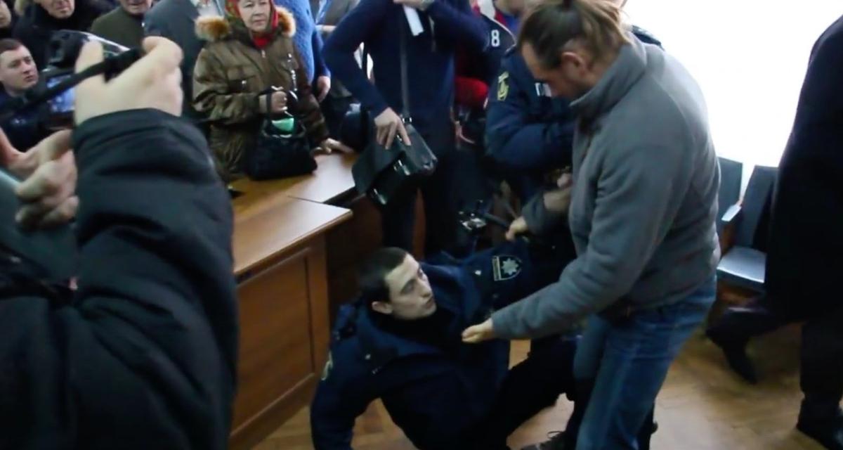 Конфликт Стремоусова с полицейским в зале заседаний городского совета Херсона. Фото: скрин видео