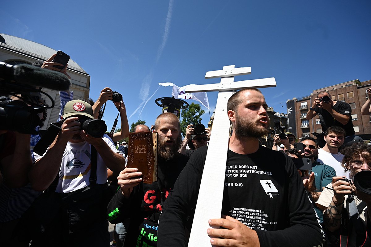 Противники прайда в Будапеште, Венгрия, 28 июня 2025 года. Фото: Zoltan Balogh / EPA