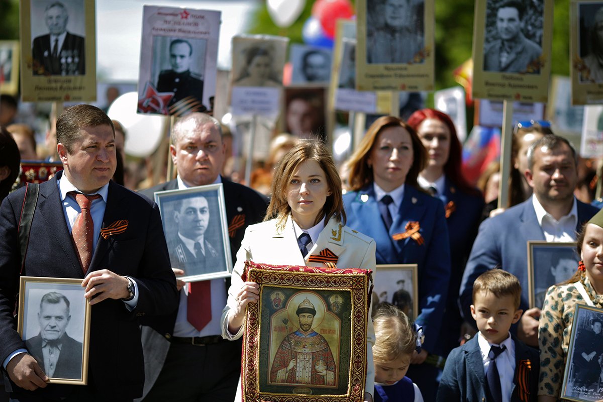 Наталья Поклонская с иконой Николая II на марше «Бессмертного полка» в Симферополе, 9 мая 2016 года. Фото: Макс Ветров / AFP / Scanpix / LETA