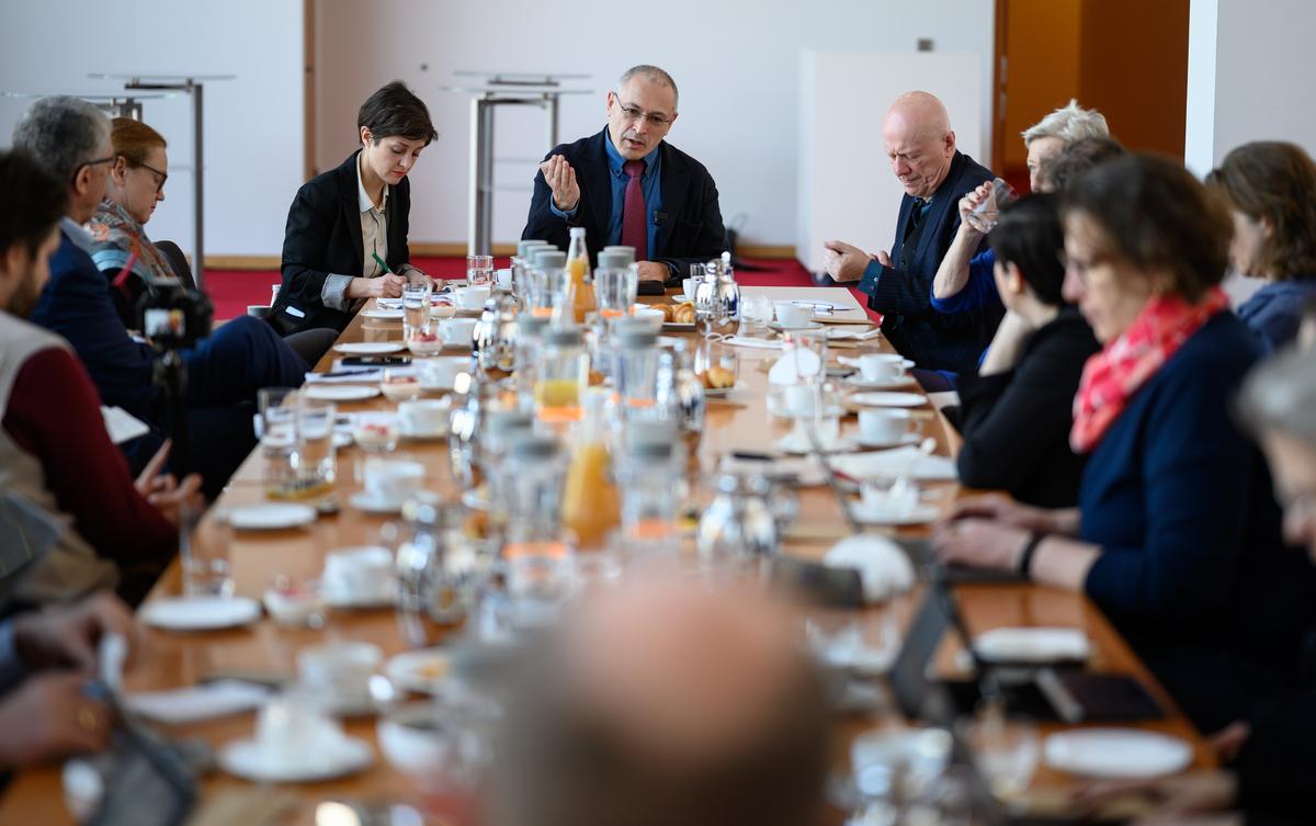 Михаил Ходорковский (в центре) рассказывает о войне России против Украины на пресс-конференции, организованной Центром либеральной современности в Берлине. Фото: Bernd von Jutrczenka/dpa