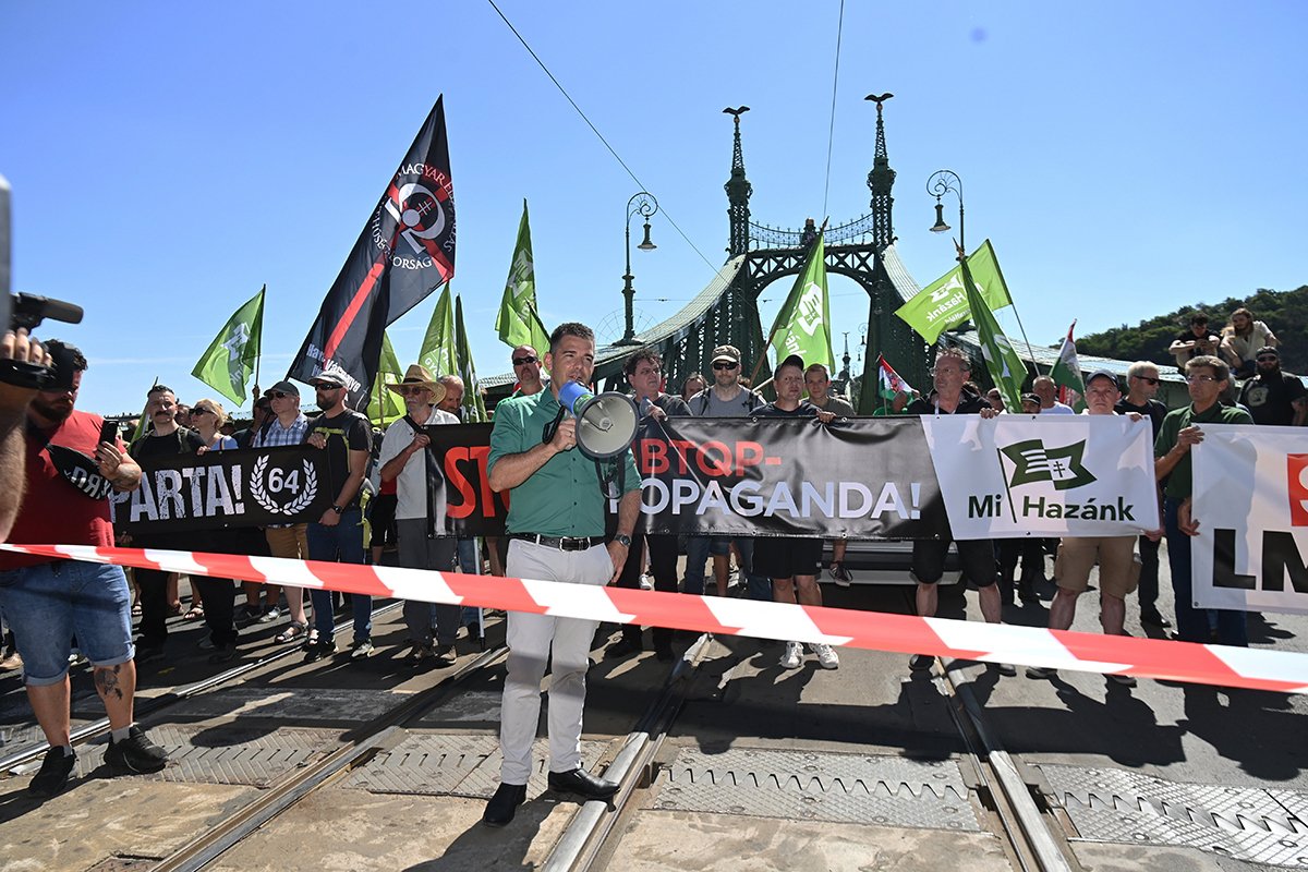 Депутат парламента и заместитель председателя венгерской ультраправой политической партии «Движение за нашу родину» Элод Новак со своими сторонниками препятствуют прохождению прайда в Будапеште, Венгрия, 28 июня 2025 года. Фото: Noemi Bruzak / EPA