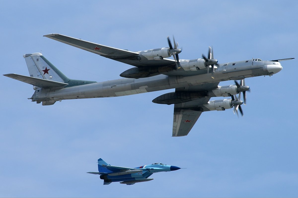 Ту-95МС и МиГ-29. Фото: Wikimedia Commons , Sergey Kustov , CC BY-SA 3.0
