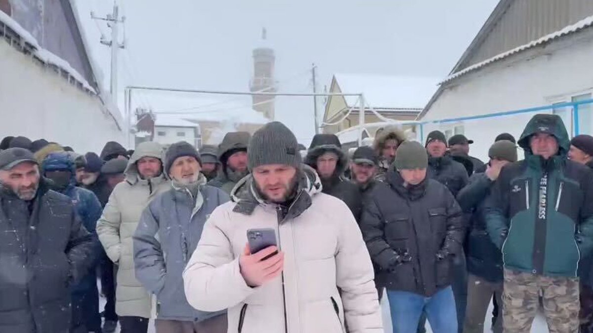 Депутат Рашид Исаков (в центре), скриншот из видеообращения жителей Хубара
