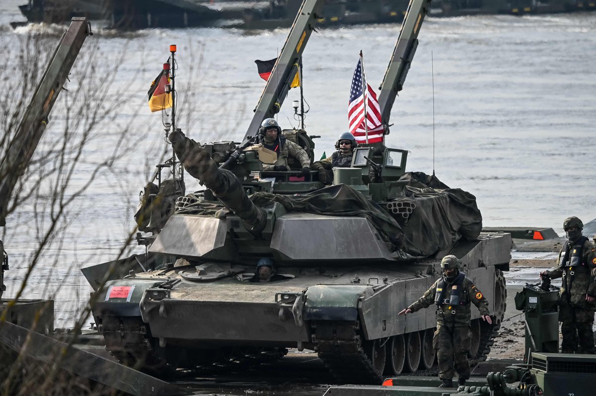 Американские военные на танке Abrams и немецкие солдаты на учениях НАТО в Корзеневе, Польша, 4 марта 2024 года. Фото: Wojtek Radwanski / AFP / Scanpix / LETA