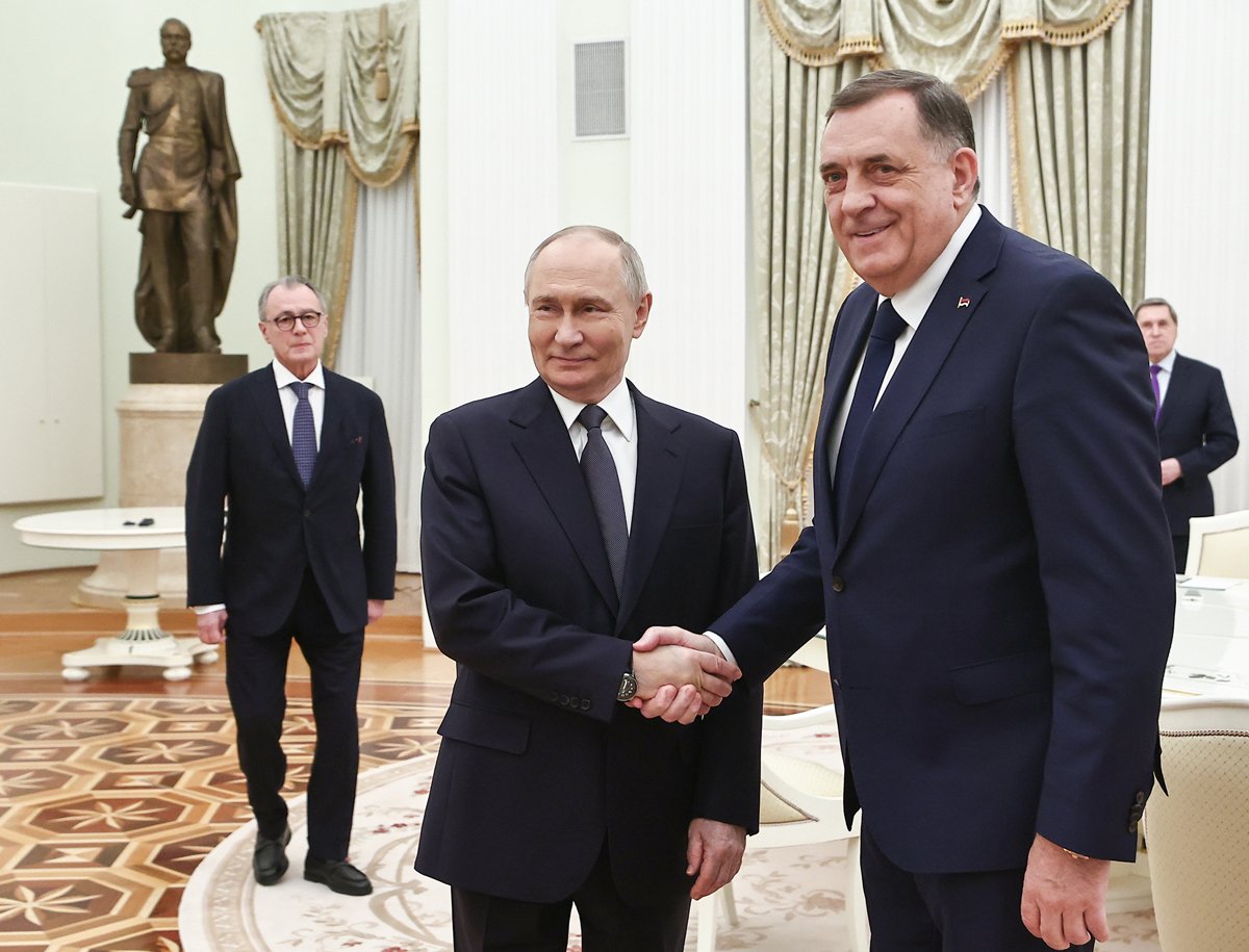 Владимир Путин пожимает руку Милораду Додику во время встречи в Кремле, Москва, 1 апреля 2025 года. Фото: Михаил Терещенко / Спутник / Kremlin / EPA