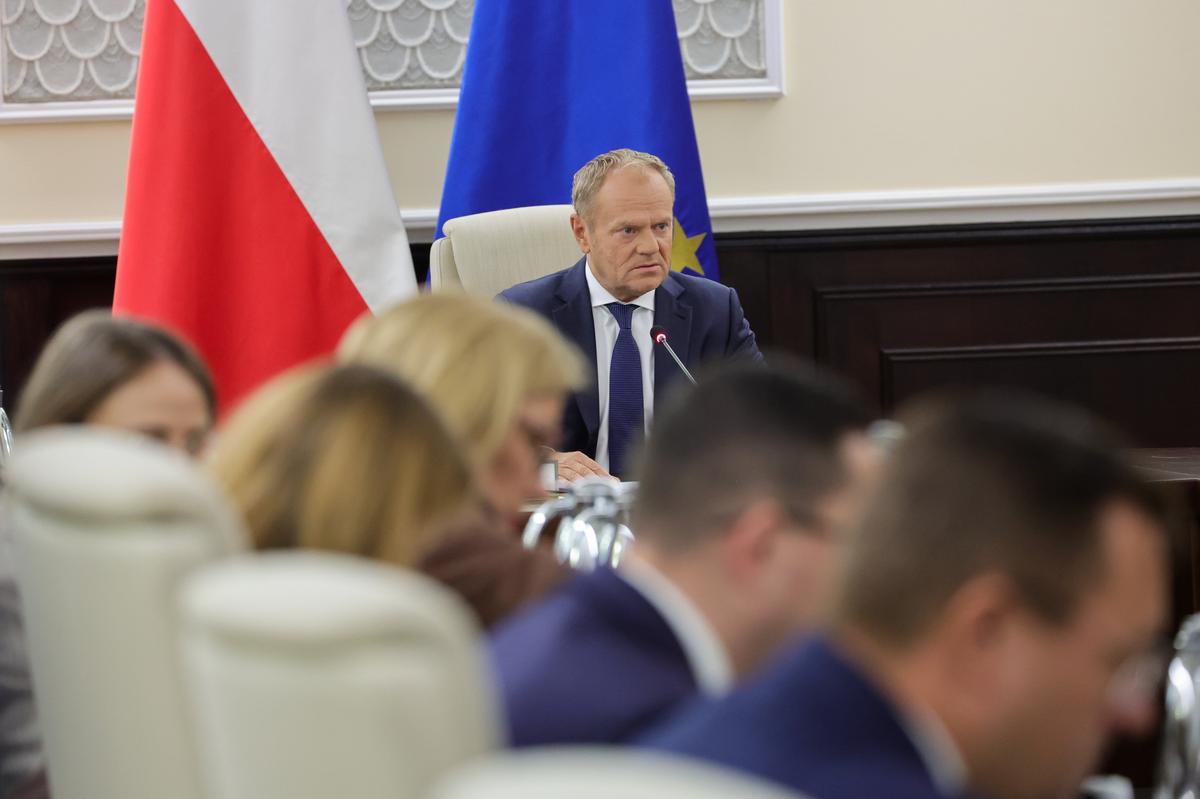 Prime Minister Donald Tusk chairs an emergency meeting of the cabinet at the Chancellery of the Prime Minister in Warsaw, Poland, 10 September 2025. Photo: EPA/Szymon Pulcyn