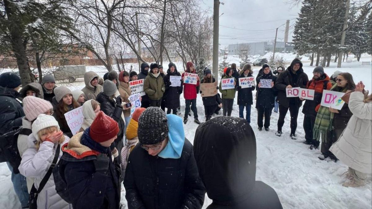 В Томске прошел митинг против блокировки Roblox