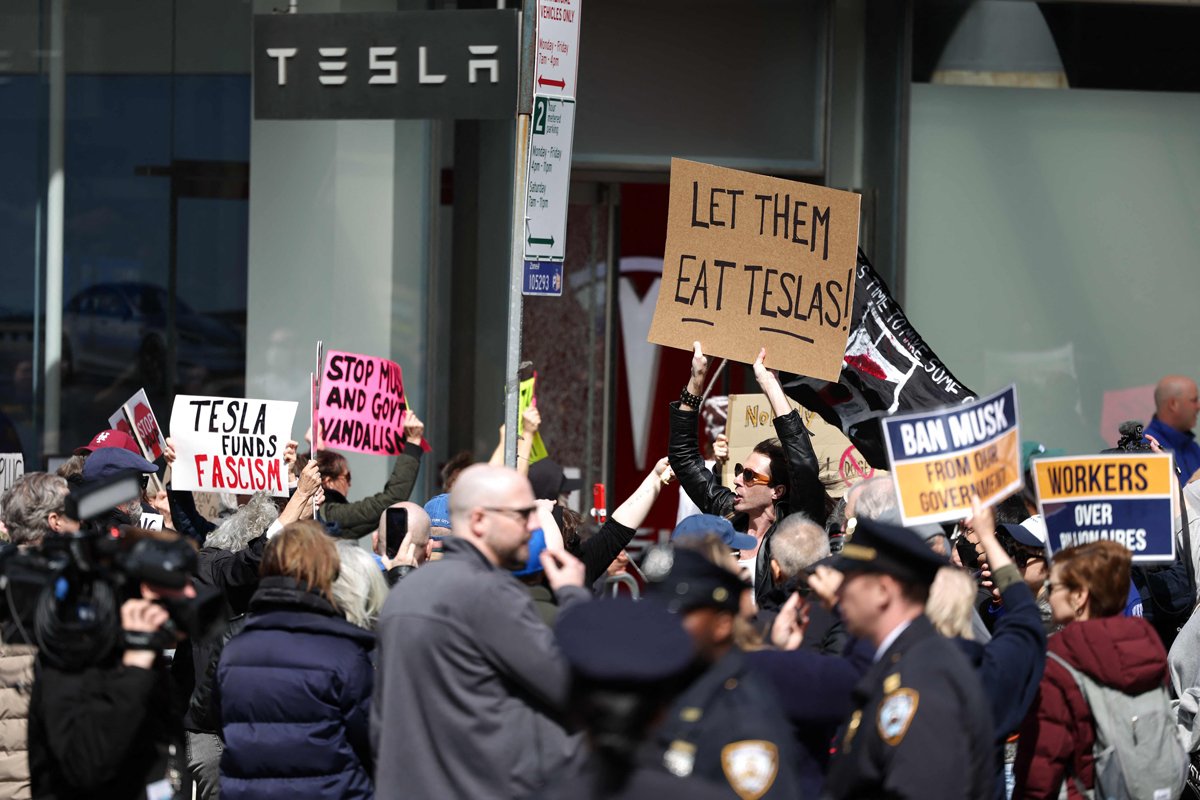 Участники акции Tesla Takedown протестуют против Илона Маска в Нью-Йорке, 22 марта 2025 года. Фото: Charly Triballeau / AFP / Scanpix / LETA
